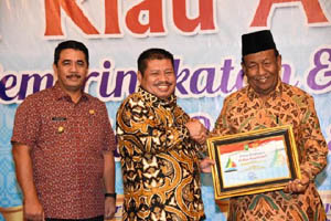 Bupati Bengkalis Terima KI Award Riau